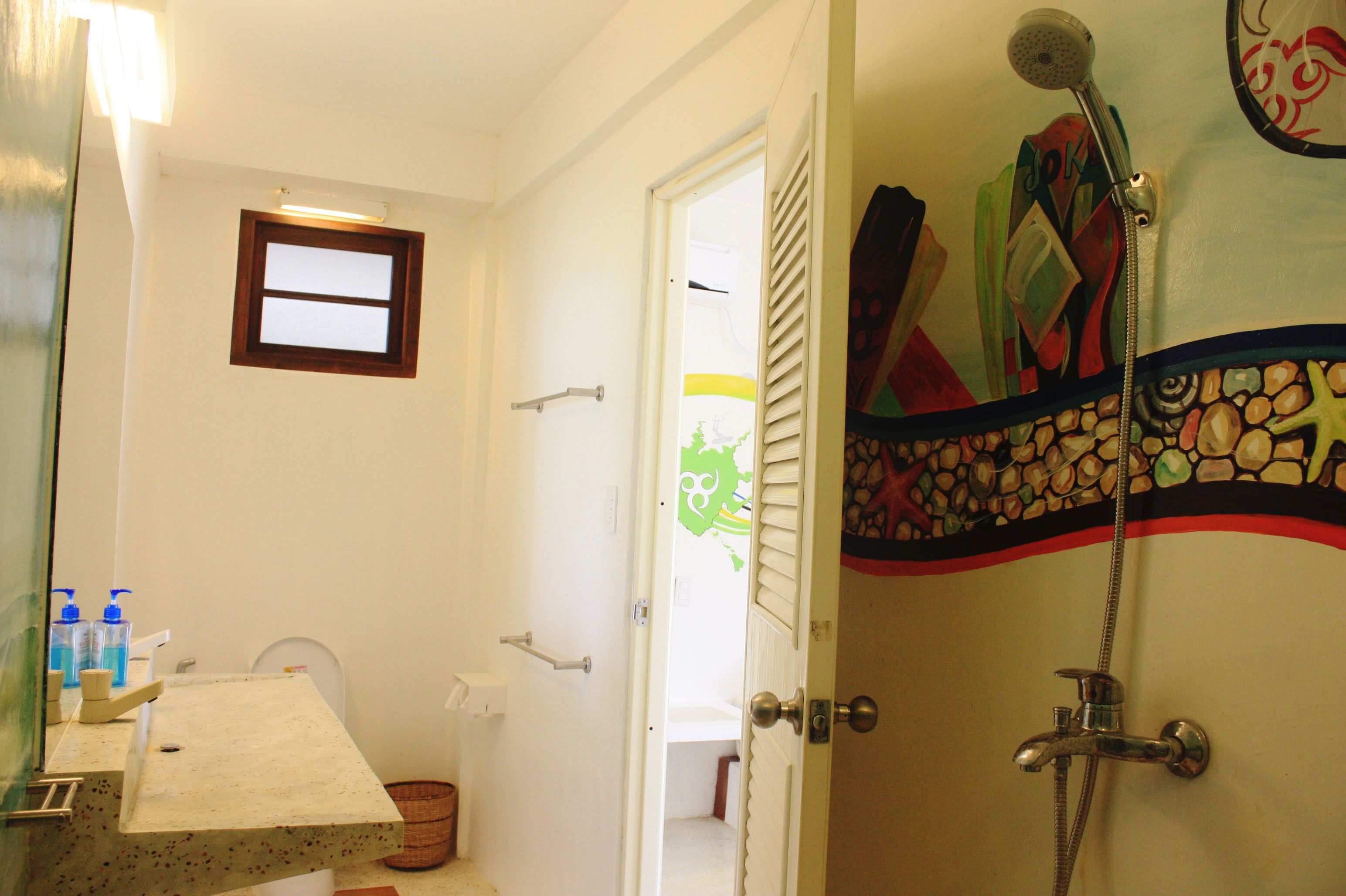 deluxe triple room (airconditioned) | bathroom | shower, free toiletries, hair dryer, towels