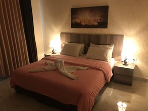 Minibar, coffres-forts dans les chambres, rideaux occultants