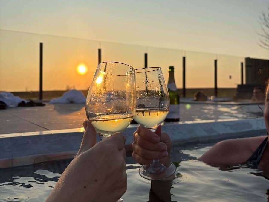 Una piscina techada, sillones reclinables de piscina
