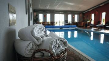 Piscine couverte, accÚs possible de 07 h 30 à 23 h 00, chaises longues
