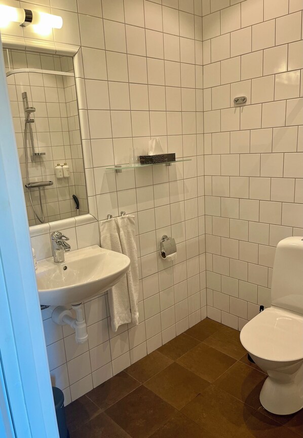 Kamar Double atau Twin Standar, 1 Tempat Tidur Double | Kamar mandi | Shower, perlengkapan mandi gratis, pengering rambut, dan jubah mandi