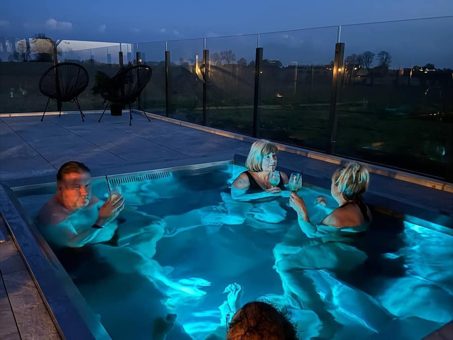 Aromaterapi, massasje med varme steiner og kroppsskrubb