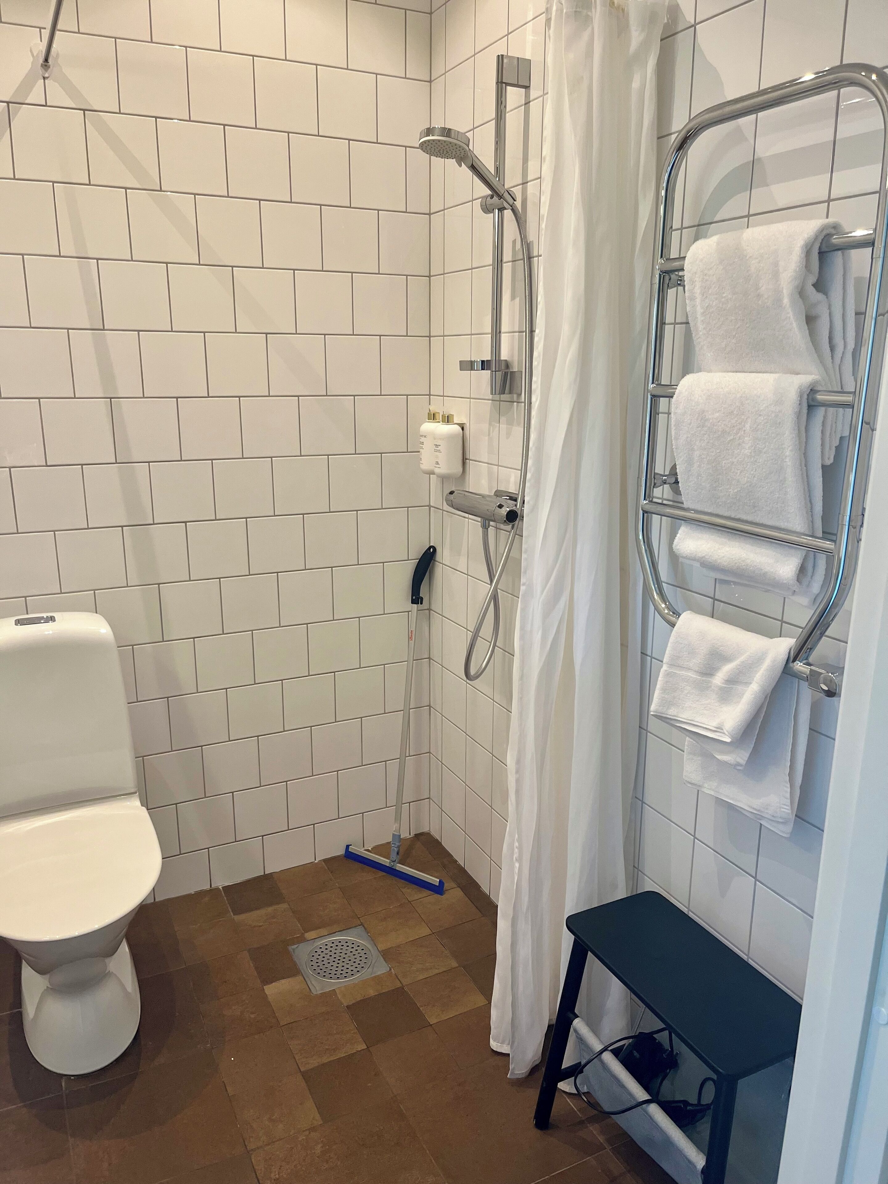 standard double or twin room, 1 double bed | bathroom | shower, free toiletries, hair dryer, bathrobes