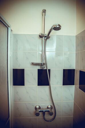 Shower, free toiletries, towels - The Terranova Inn (Negombo)