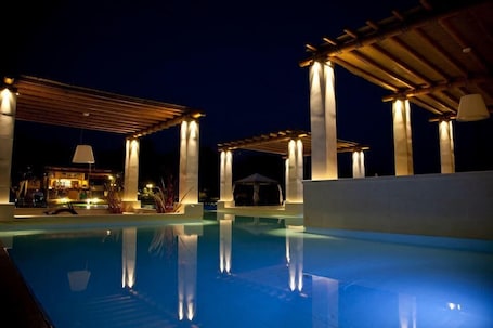 Una piscina al aire libre de temporada