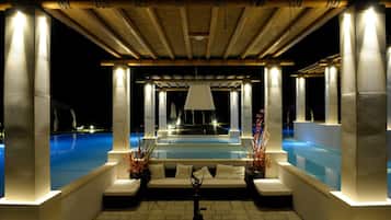 Una piscina al aire libre de temporada