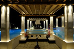 Una piscina al aire libre de temporada