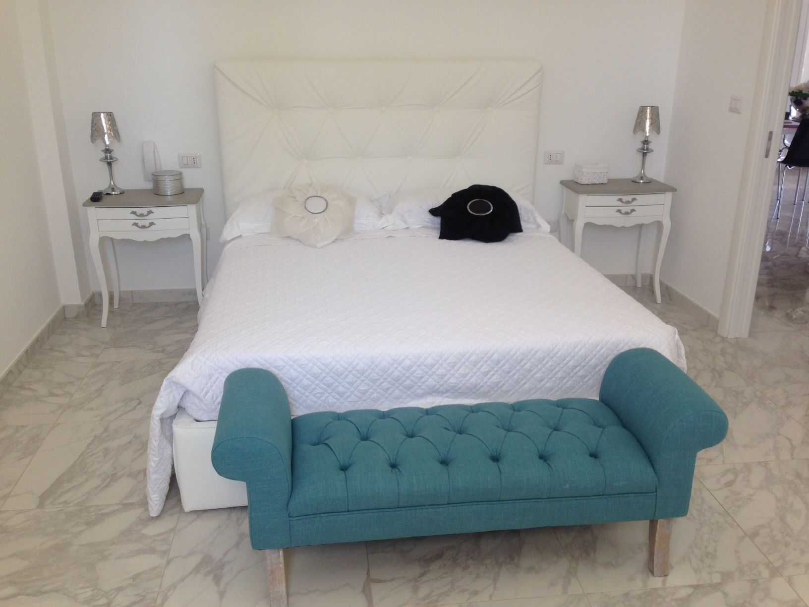 Een kluis op de kamer, een bureau, geluiddichte muren