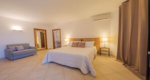 客房内保险箱、办公桌、隔音、 婴儿床