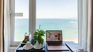 ミニバー、セーフティボックス (室内)、デスク、WiFi (無料)