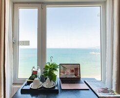 Minibar, caja de seguridad en la habitación, escritorio y wifi gratis 