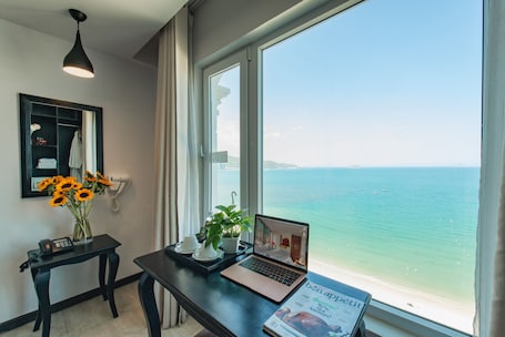 Minibar, caja de seguridad en la habitación, escritorio y wifi gratis . Bellevue Hotel