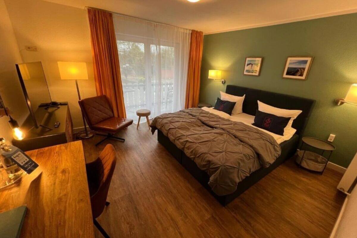 Family Quadruple Room | Meja, seterika/papan seterika, katil lipat simpan/tambahan 