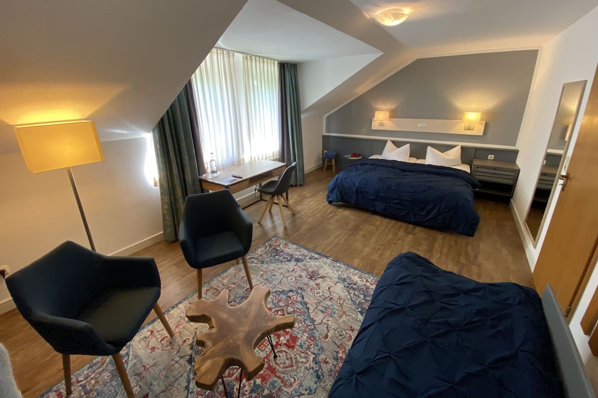 Junior-Dreibettzimmer | Schreibtisch, Bügeleisen/Bügelbrett, Zustellbetten, kostenloses WLAN