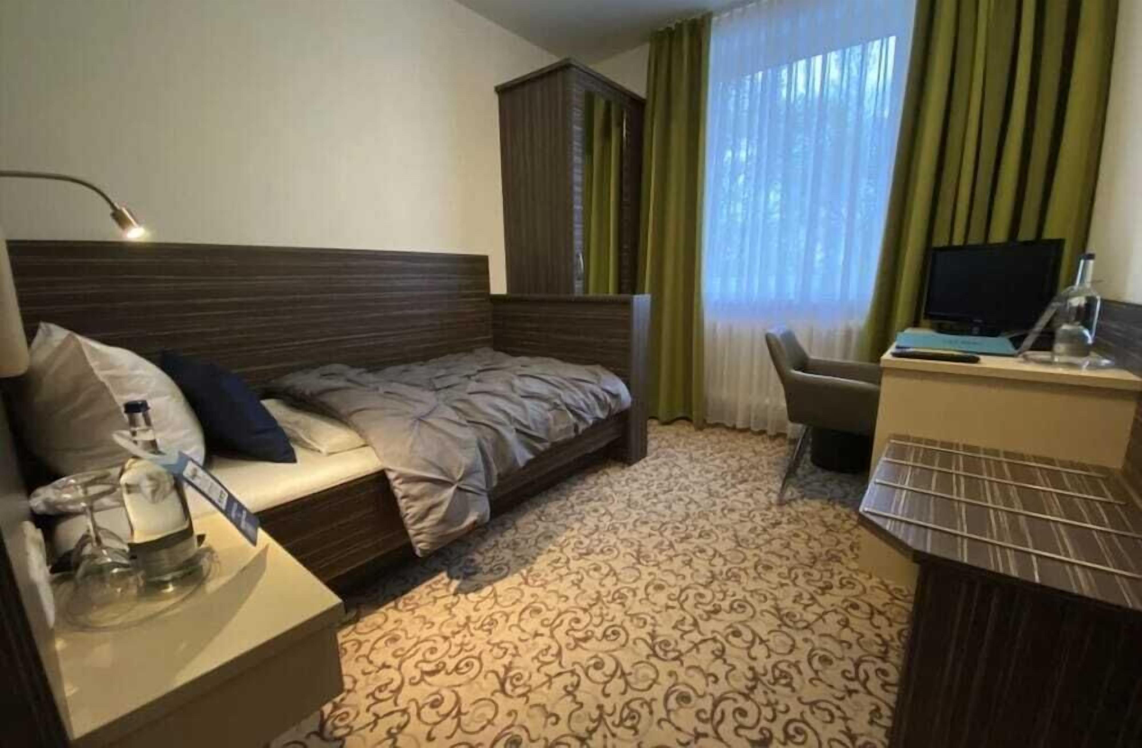 Een bureau, een strijkplank/strijkijzer, extra bedden (toeslag)