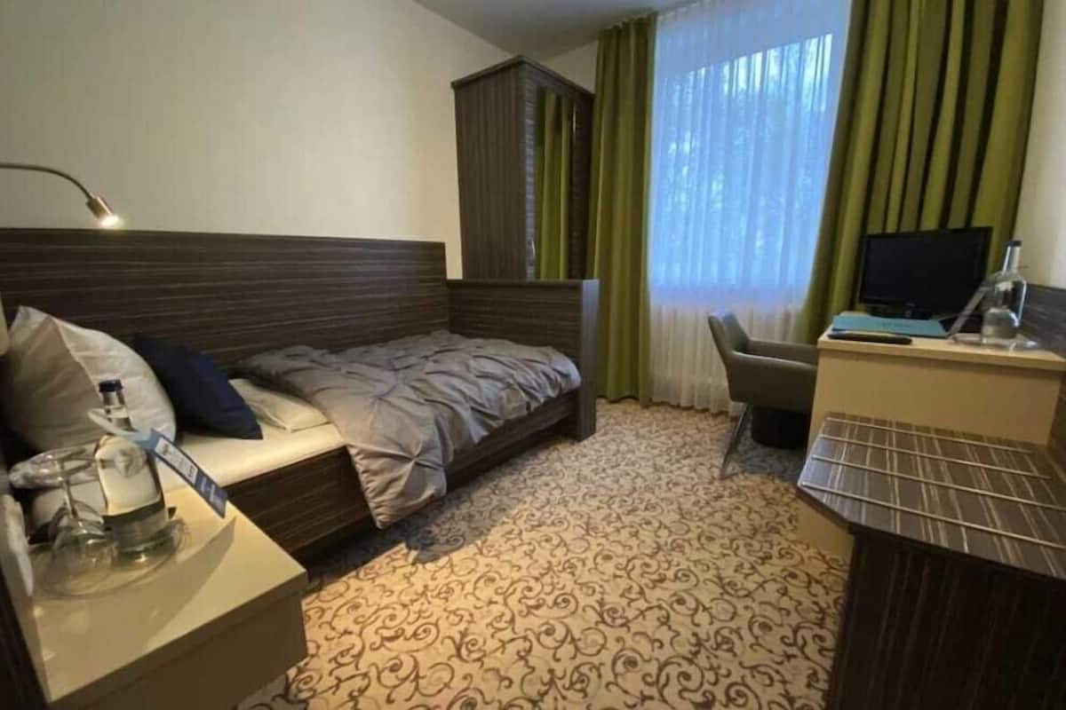 Meja, seterika/papan seterika, katil lipat simpan/tambahan 