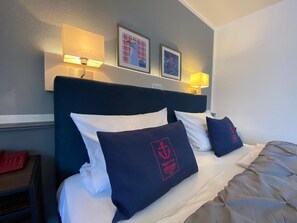 Desk, iron/ironing board, rollaway beds, free WiFi - Hafen Hotel Schützenhof (Fehmarn)
