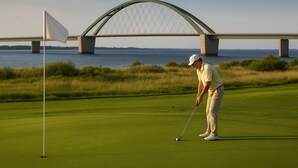A golf course with a bridge in the background. - Hafen Hotel Schützenhof (Fehmarn)