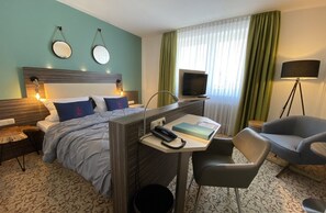 Habitación doble | Escritorio, tabla de planchar con plancha, camas supletorias
