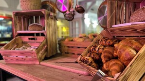 A bakery display with various baked goods in wooden crates and baskets. - Hafen Hotel Schützenhof (Fehmarn)