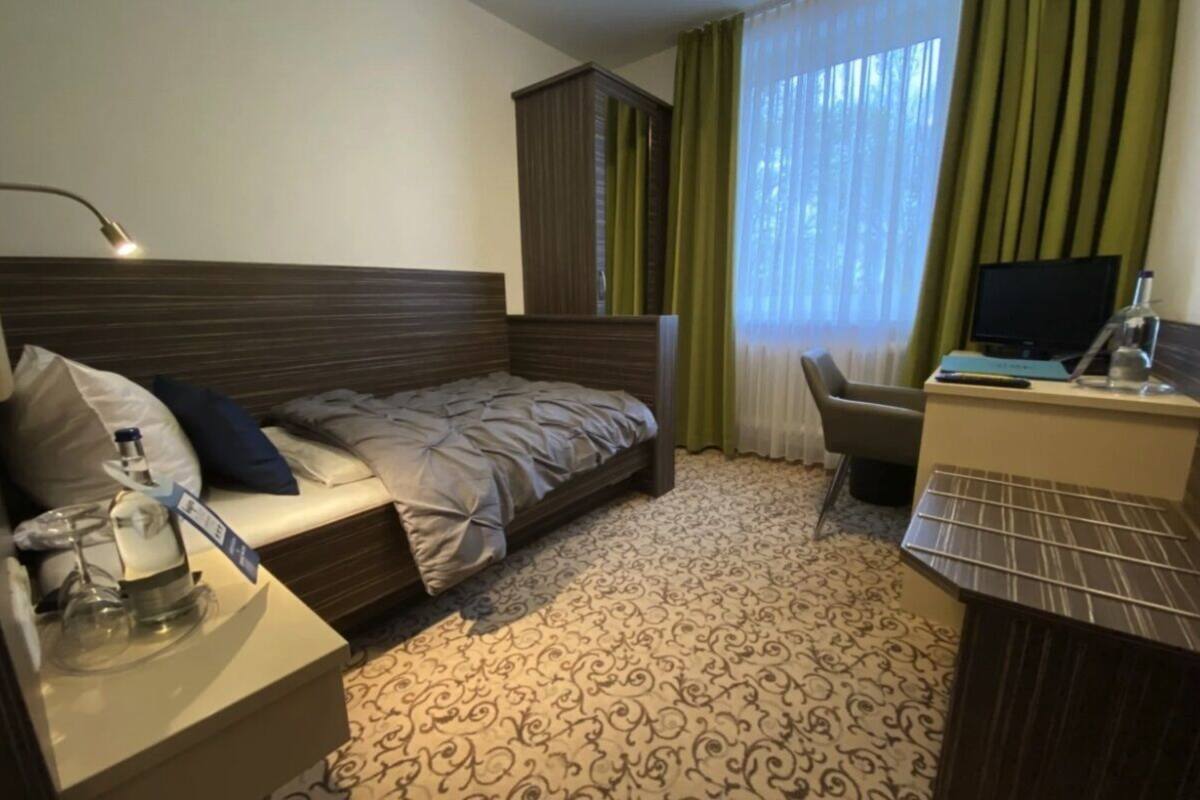 Single Room | Meja, seterika/papan seterika, katil lipat simpan/tambahan 