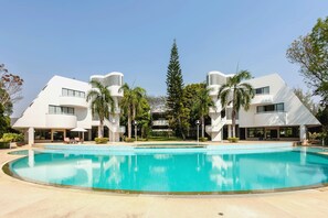 Outdoor pool - The Royal Chiangmai Golf Resort (San Sai)