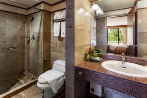 Suite | Bathroom | Deep-soaking bathtub, free toiletries, hair dryer, towels - The Royal Chiangmai Golf Resort (San Sai)