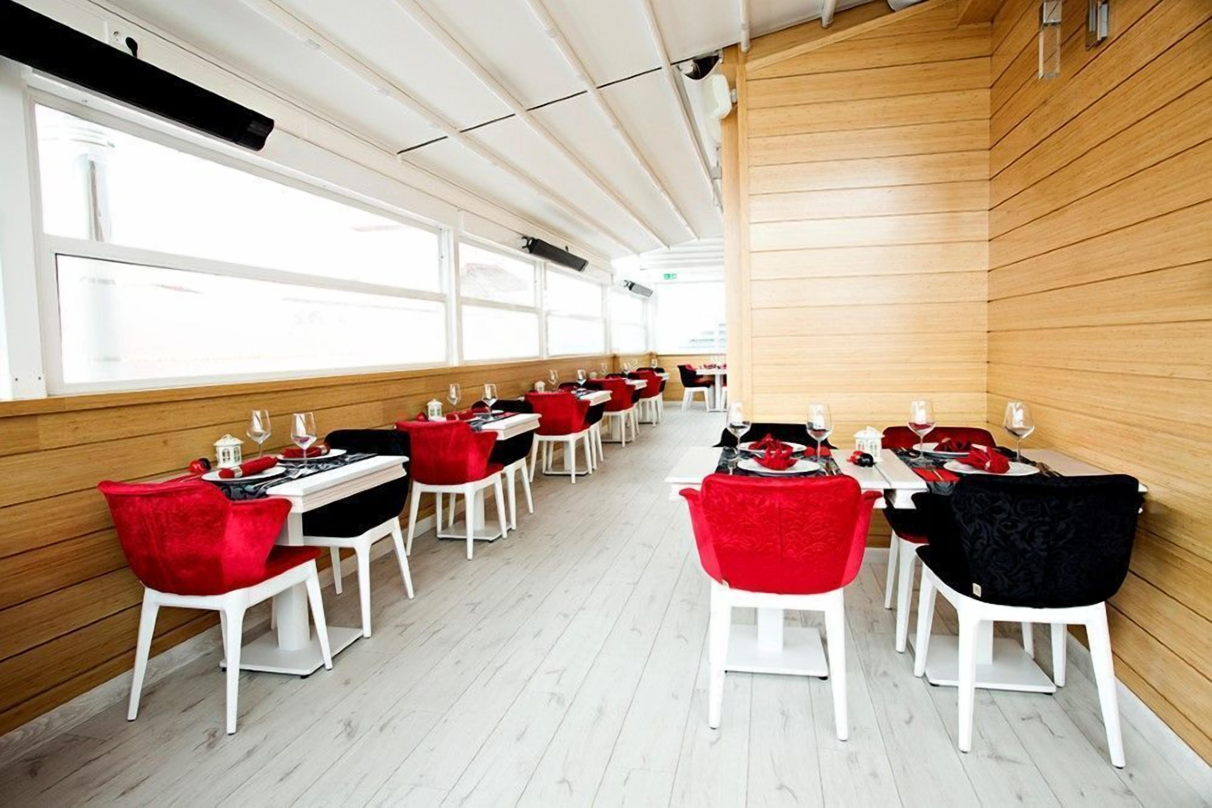 Breakfast, lunch and dinner served