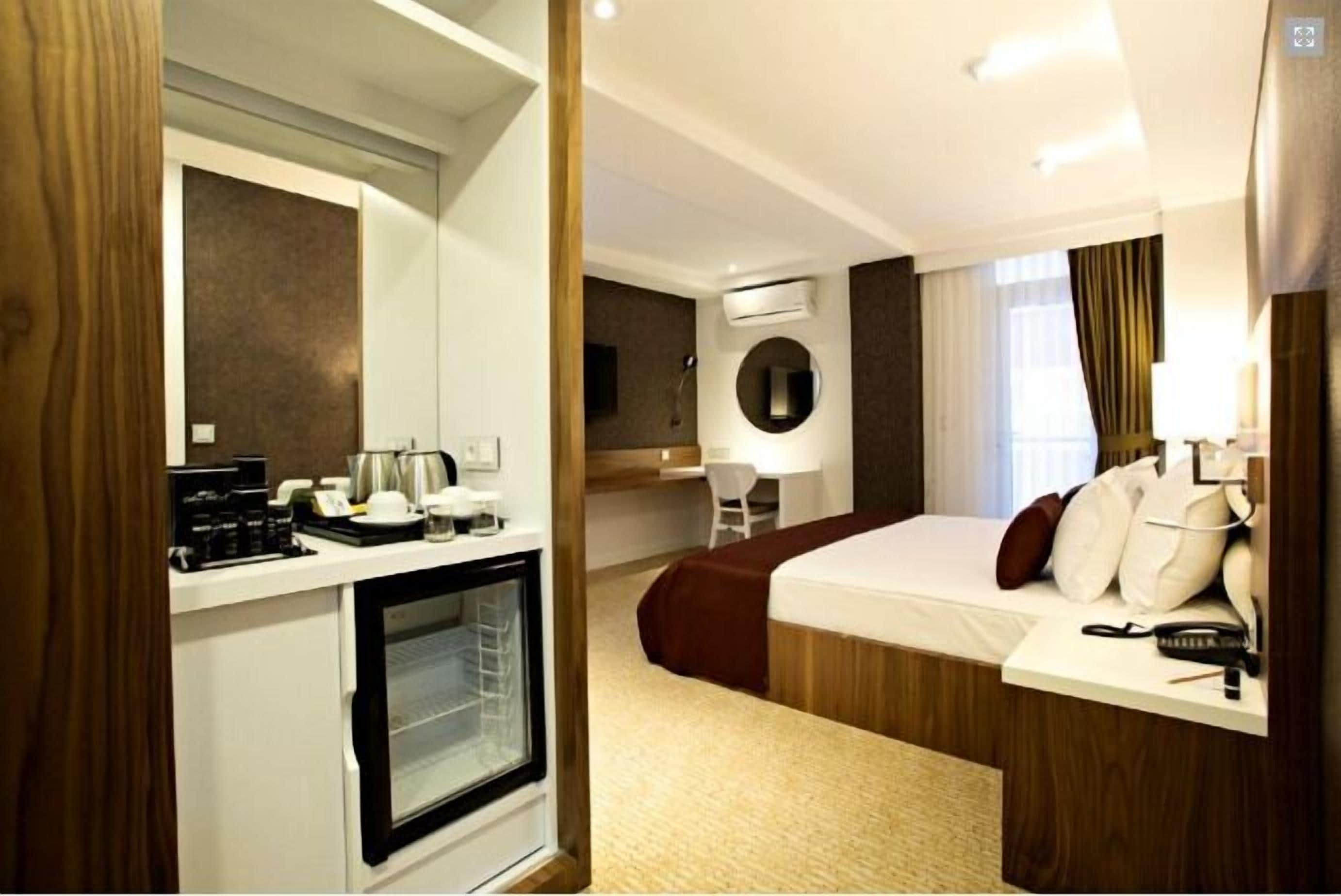 business room | premium bedding, free minibar items, in-room safe, desk