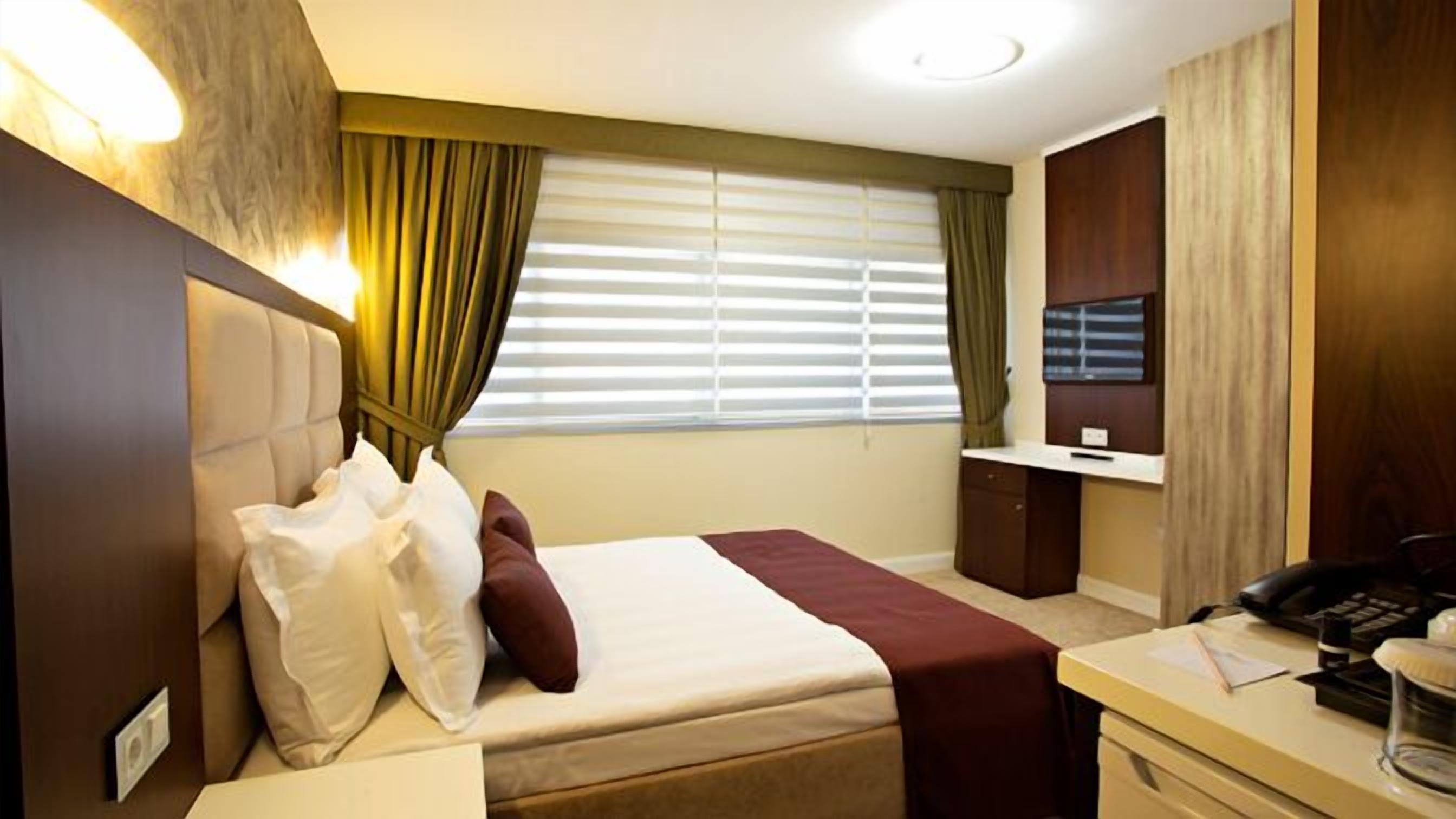 standard double room | premium bedding, free minibar items, in-room safe, desk