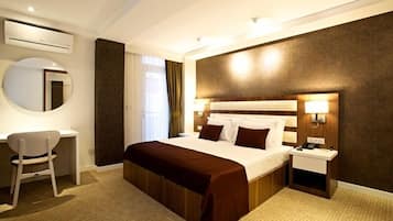 BUSINESS ROOM | Premium bedding, free minibar items, in-room safe, desk