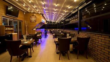 Breakfast, lunch and dinner served