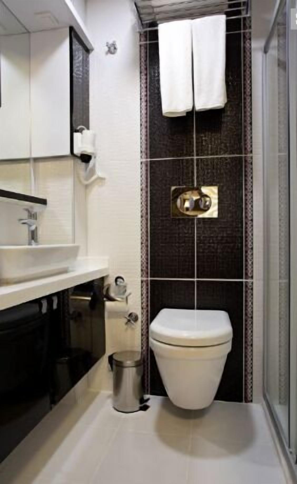 standard double room | bathroom | shower, free toiletries, hair dryer, bathrobes