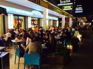 Petit déjeuner et déjeuner servis sur place, spécialités Cuisine locale