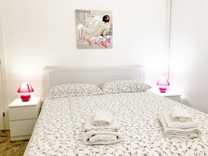 客房, 1 張加大雙人床 | 義大利 Frette 床單、高級寢具、記憶床墊、書桌