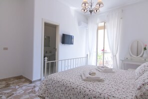 Deluxe Double Room | Frette Italian sheets, premium bedding, memory foam beds, desk - Maison Ortigia (Syracuse)