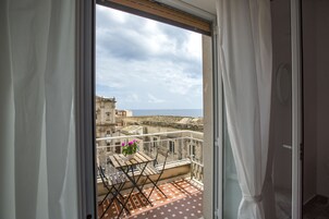 ห้องดีลักซ์, วิวทะเล | ผ้าปูที่นอน Frette จากอิตาลี, เครื่องนอนระดับพรีเมียม, เตียงเมมโมรีโฟม