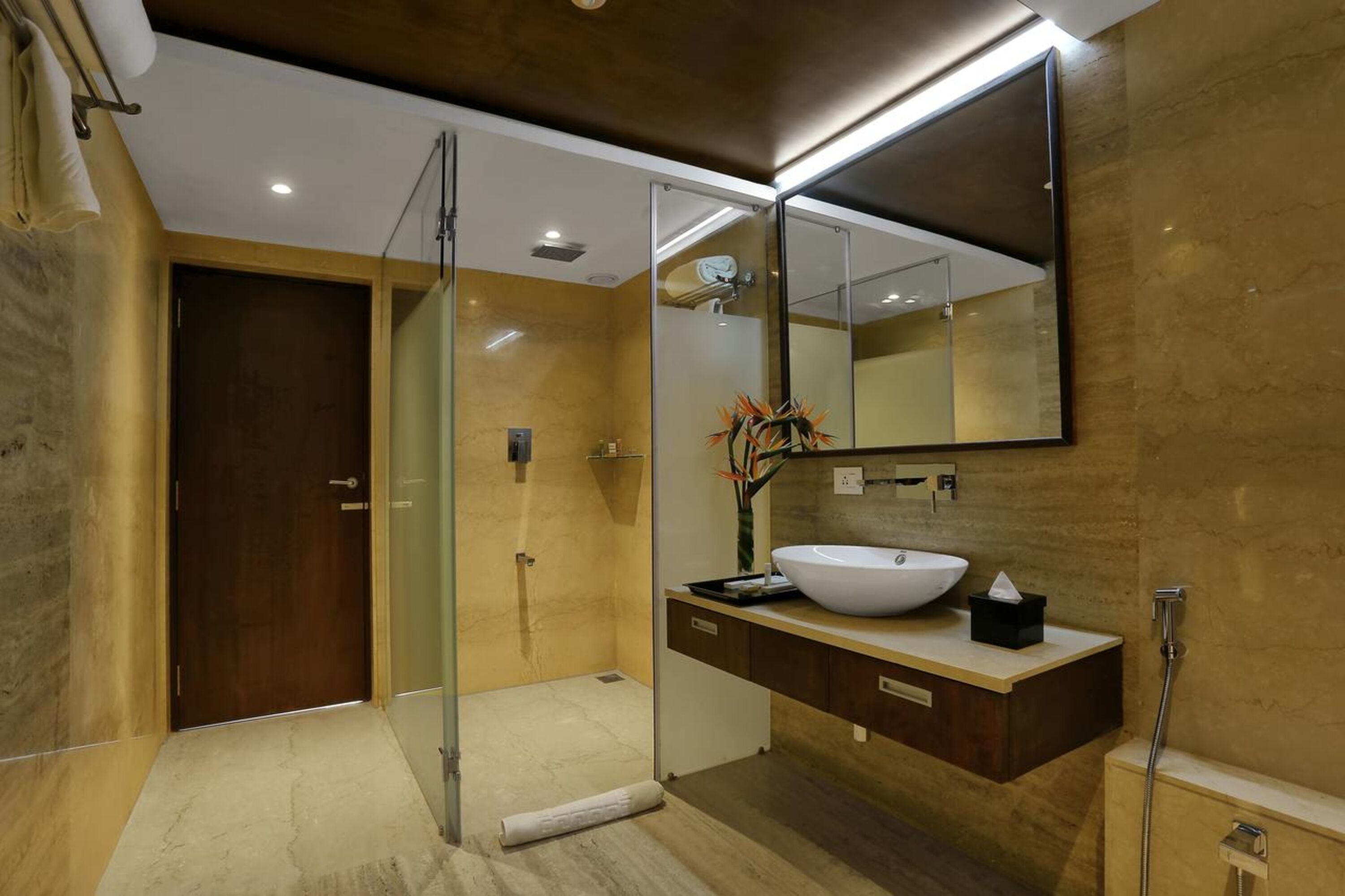 deluxe double room, 1 queen bed, private bathroom, city view | bathroom | shower, rainfall showerhead, free toiletries, hair dryer