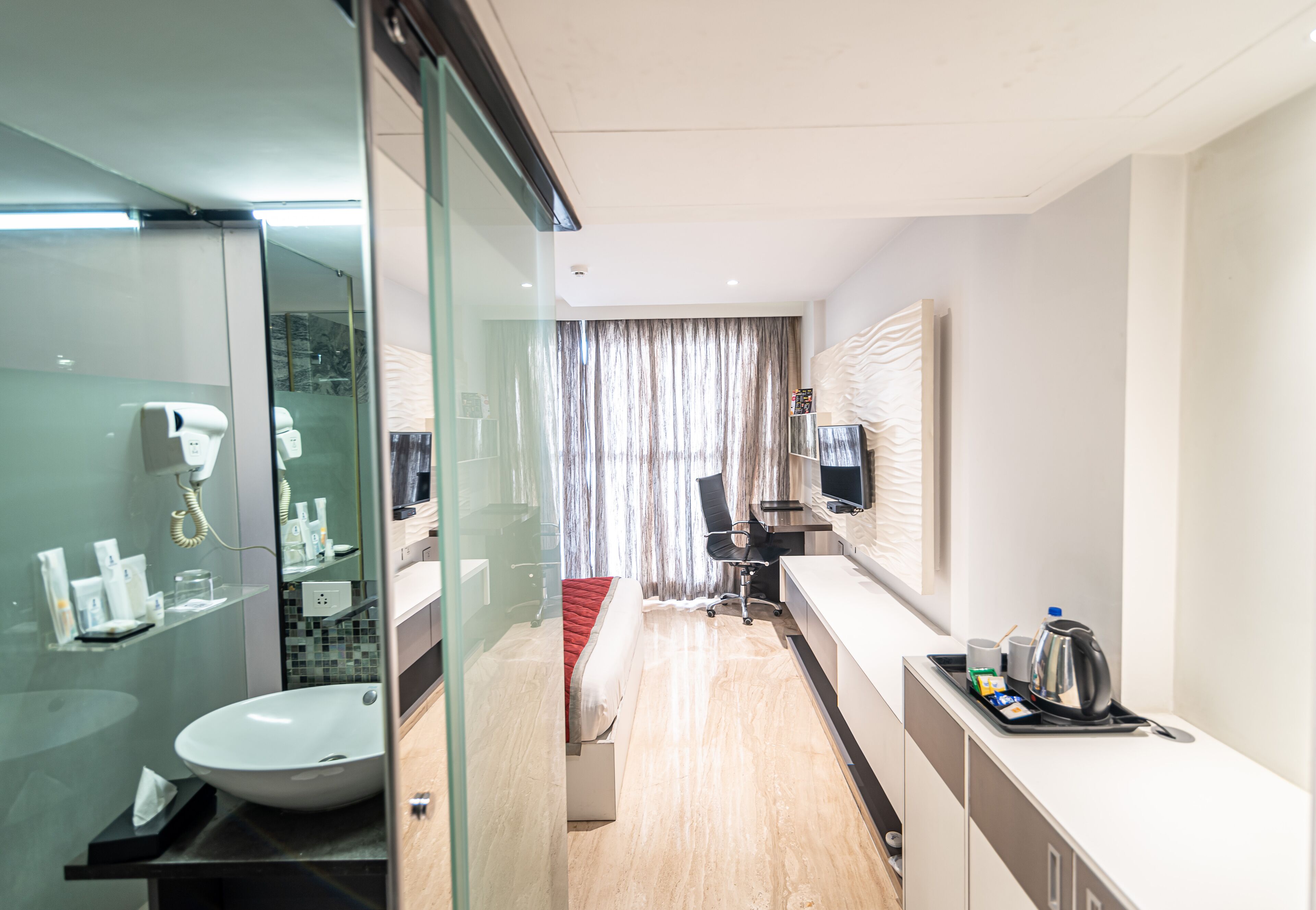 standard studio, 1 double bed, ensuite, city view | bathroom | shower, rainfall showerhead, free toiletries, hair dryer