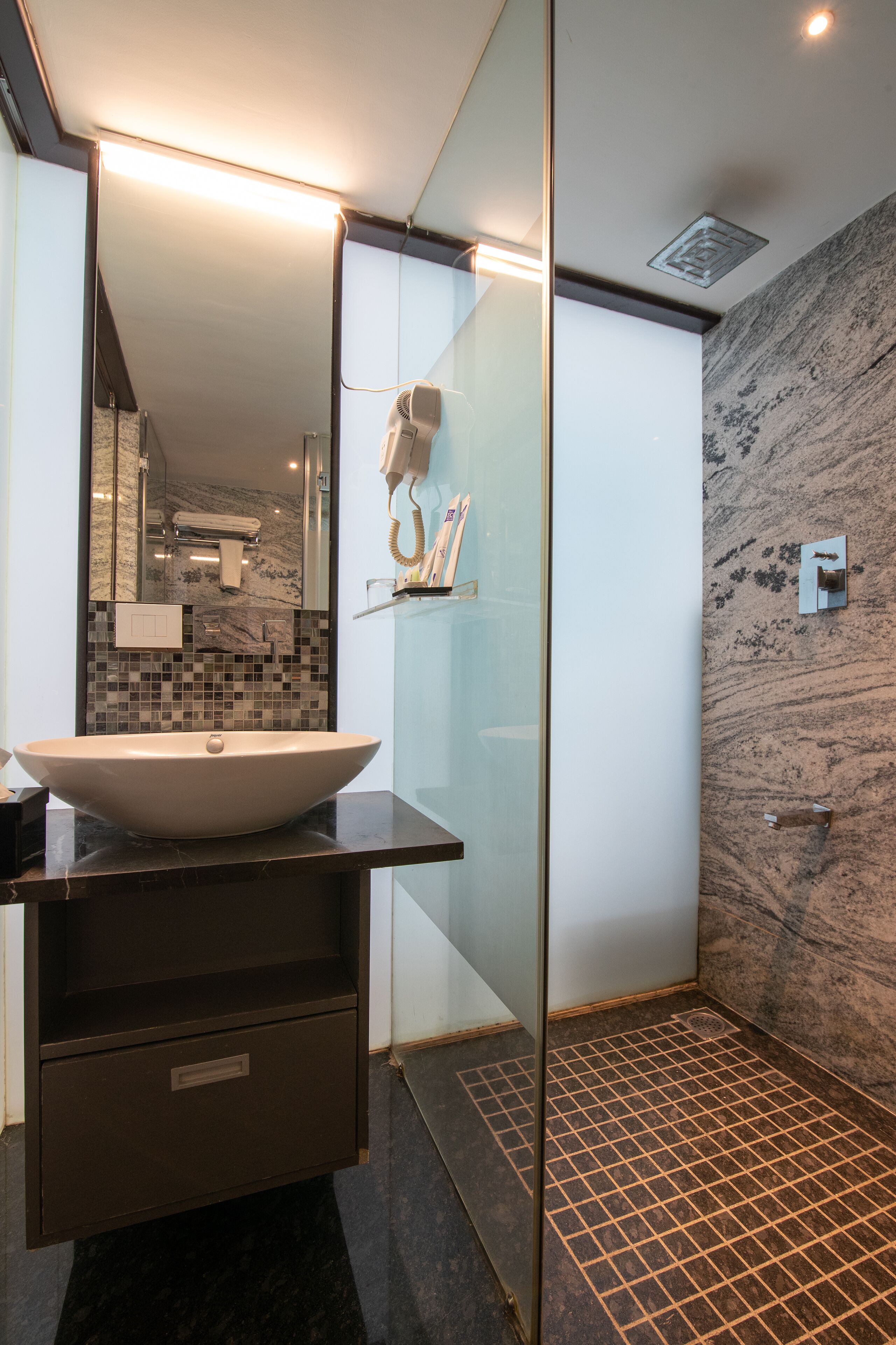 shower, rainfall showerhead, free toiletries, hair dryer