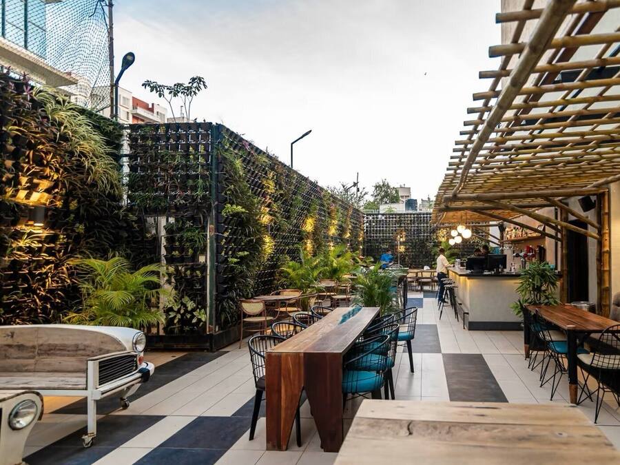 Una piscina al aire libre, sillones reclinables de piscina