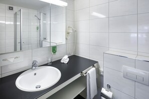 Shower, hair dryer, towels, soap - Hotel Stalden (Berikon)