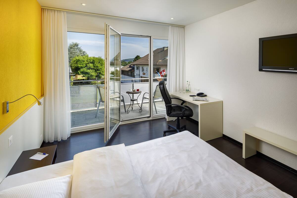 Business Double Room, 1 Queen Bed | Premium bedding, in-room safe, desk, blackout drapes