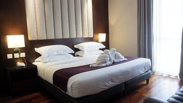 Suite – executive, 1 kingsize-seng, byutsikt | Minibar, safe på rommet, skrivebord og blendingsgardiner