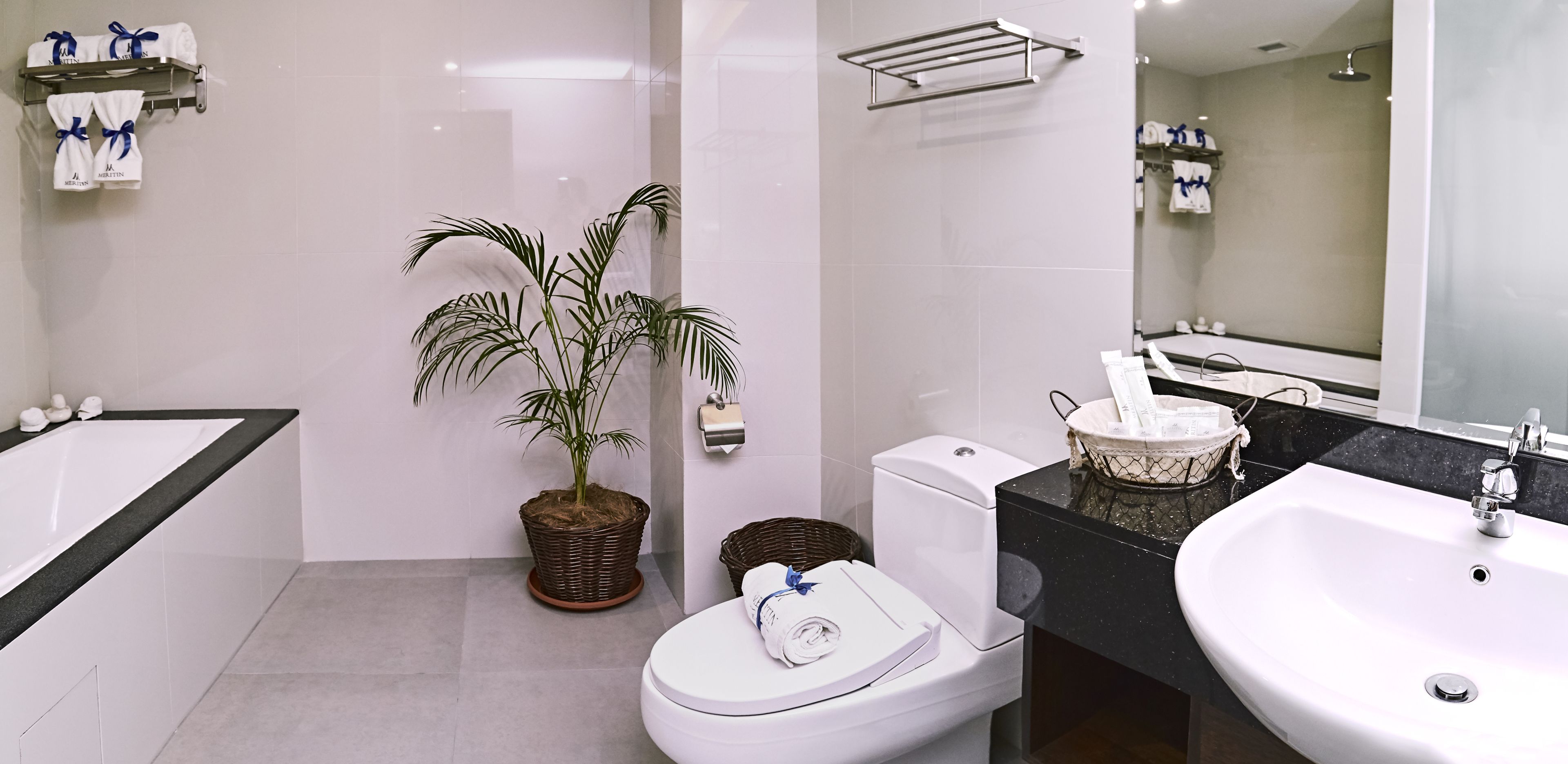 signature suite, 1 king bed, city view | bathroom | shower, rainfall showerhead, free toiletries, hair dryer