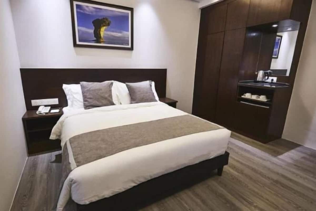 Minibar, coffres-forts dans les chambres, bureau, rideaux occultants