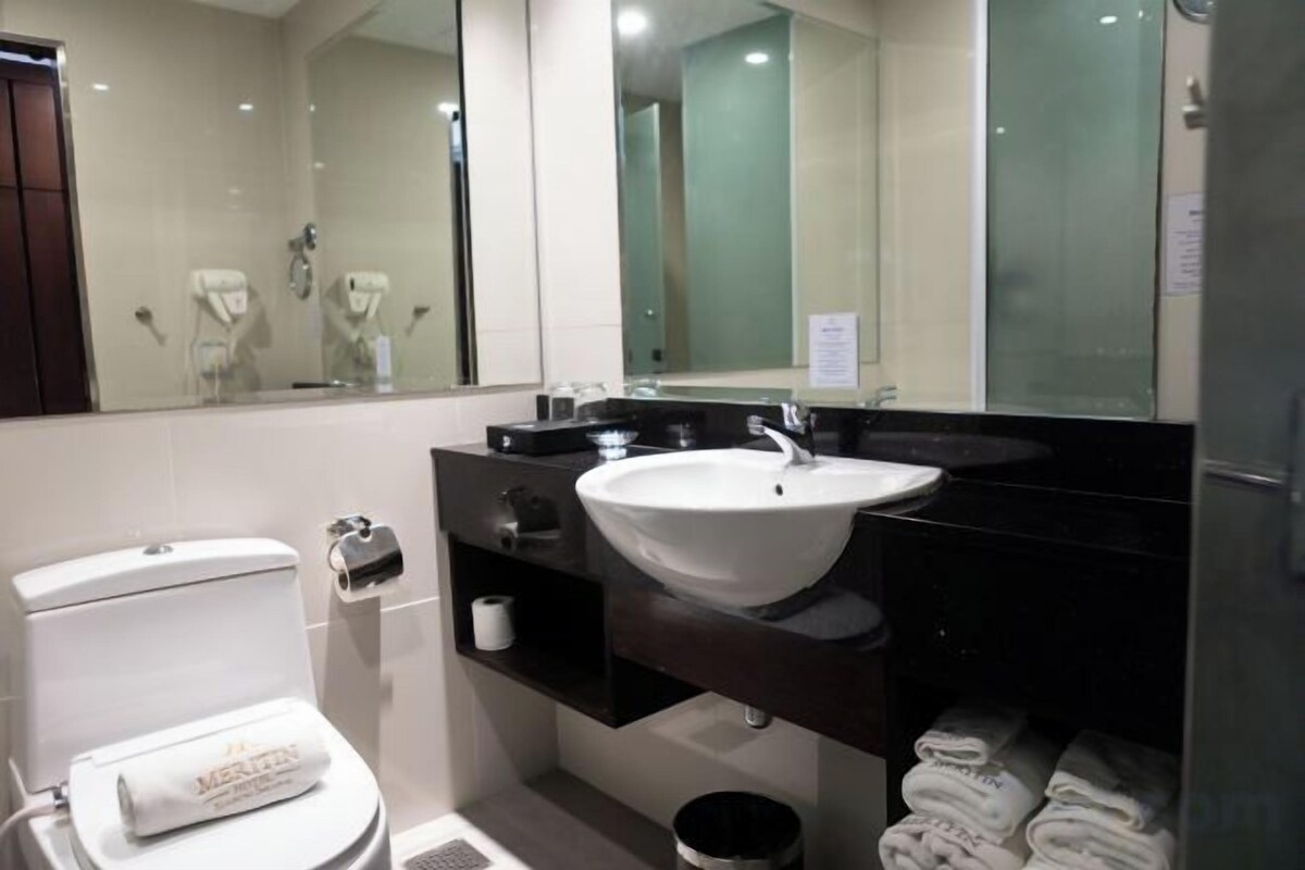 Shower, rainfall showerhead, free toiletries, hair dryer