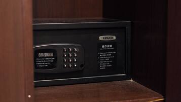 A black electronic device with a keypad and operating instructions in a foreign language.