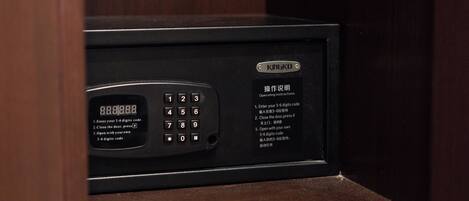 Un dispositivo electrónico negro con teclado e instrucciones de uso en otro idioma.
