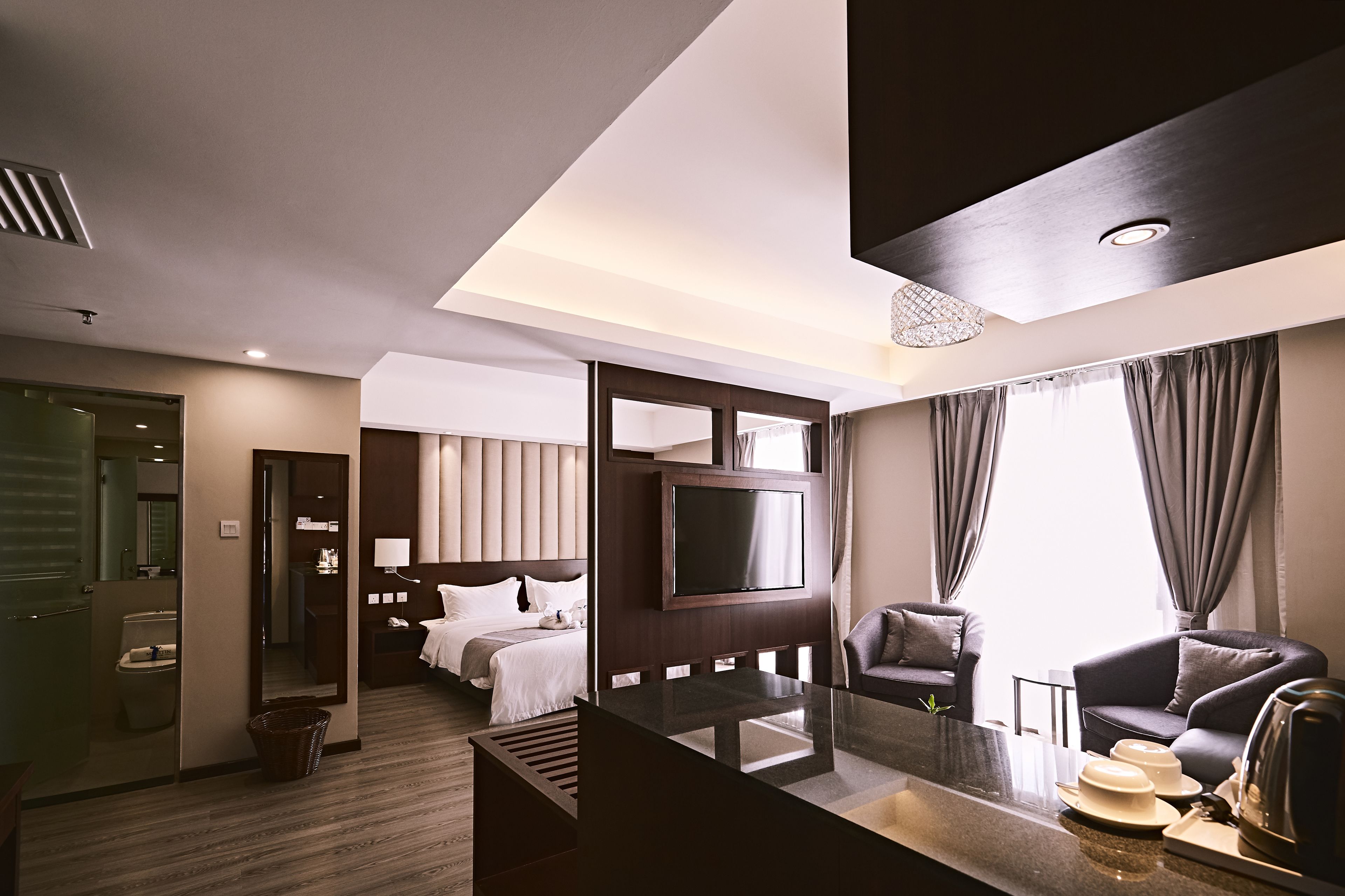 executive suite, 1 king bed, city view | minibar, in-room safe, desk, blackout curtains